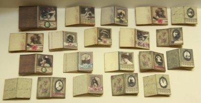 art of mini dockskåp tittskåp böcker dagböcker