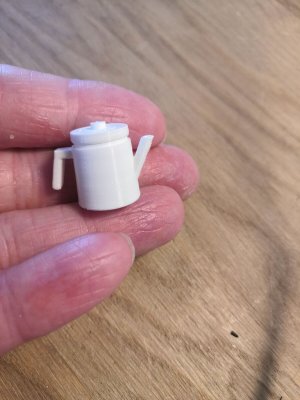 Kaffekanna - omålad i plast-från Nukkekoti Väinölä