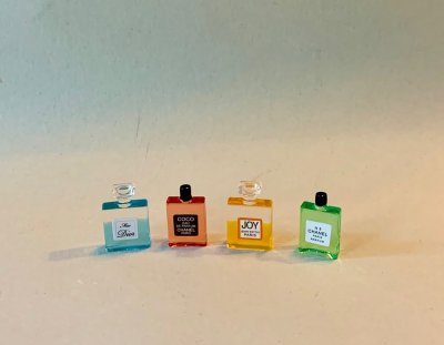 Fyra parfymflaskor