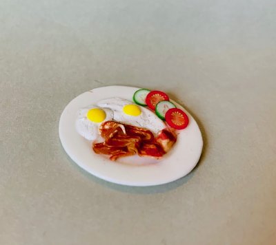 Tallrik med bacon och ägg - hantverk av Agnes Svensson