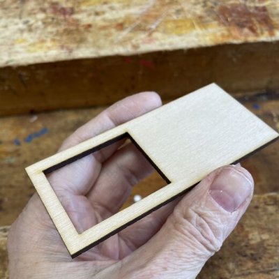 Köksbänk med hål för diskho -
i plywood-från Nukkekoti Väinölä