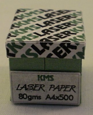 Låda med kopierings papper grön